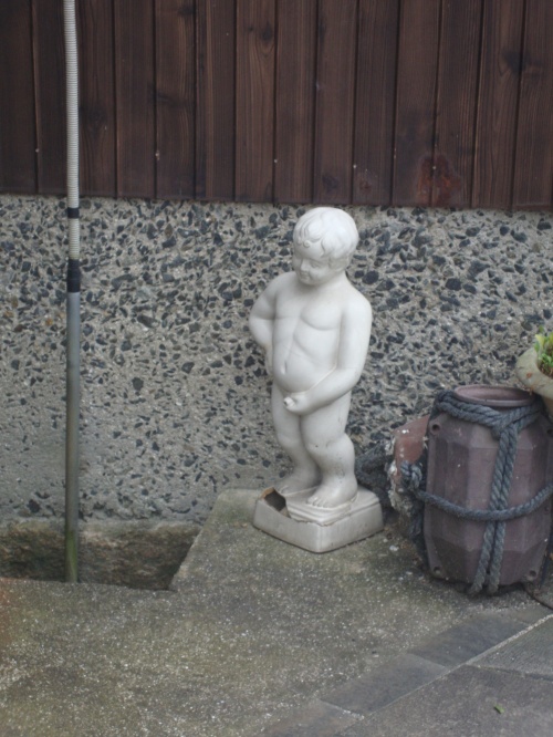 Pissing boy skulpture